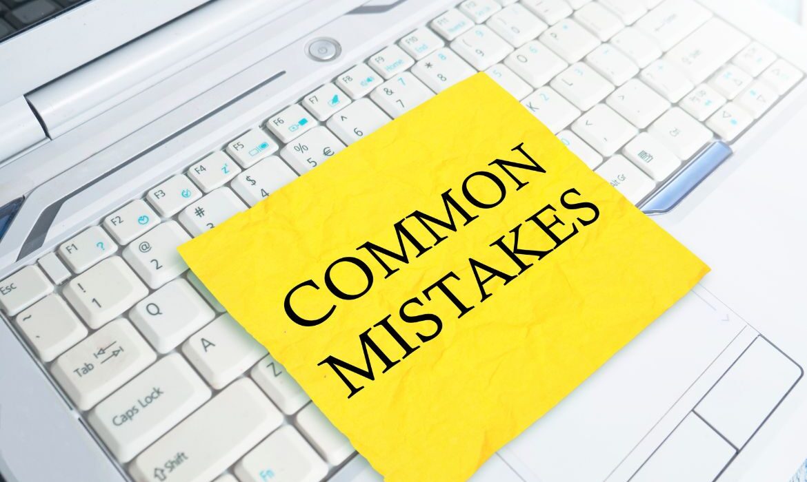 computer keyboard with note that reads "common mistakes"